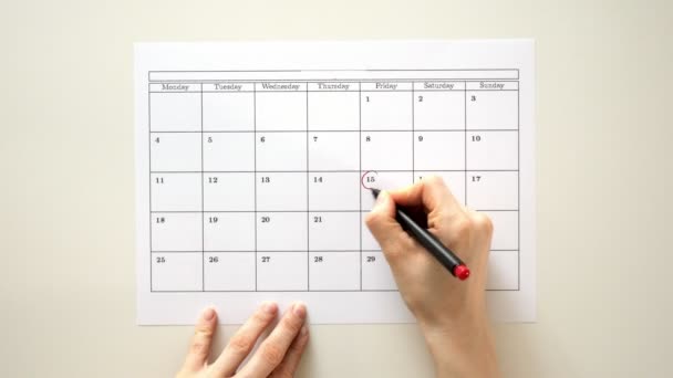 Signez le jour dans le calendrier avec un stylo, dessinez un anniversaire — Video