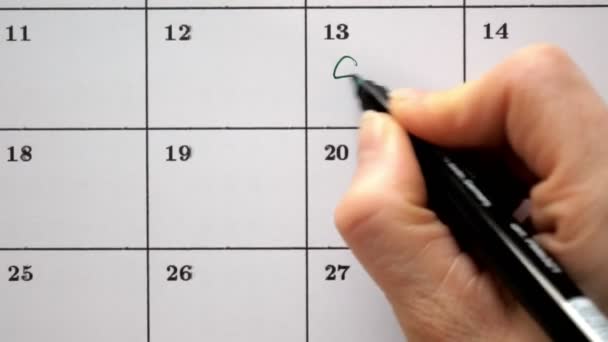 Firma el día en el calendario con un bolígrafo, dibuja una venta — Vídeo de stock