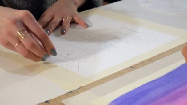 Zwei erwachsene Frauen malen in einer Kunstschule mit farbigen Acrylfarben aus nächster Nähe — Stockvideo