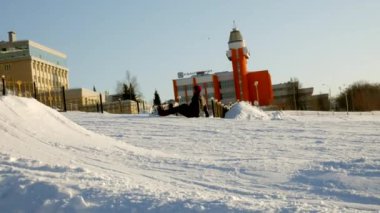 Video kar kayak pistleri, çizgiler ve Vadisi Parkı içinde Wasatch kaldır. Kayak ve snowboard aileleriyle güneşli bir gün. Renkli Kış sıcak giysiler. Yokuş aşağı çare arıyor.