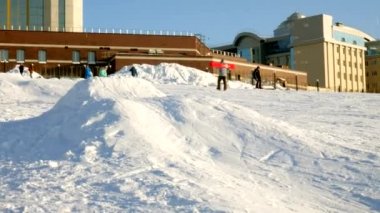 Video kar kayak pistleri, çizgiler ve Vadisi Parkı içinde Wasatch kaldır. Kayak ve snowboard aileleriyle güneşli bir gün. Renkli Kış sıcak giysiler. Yokuş aşağı çare arıyor.