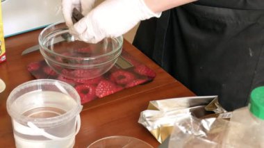 Ev mutfak, tatlı macaroons için hamur ve krem hazırlama kadın yakın çekim