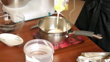 Ev mutfak, tatlı macaroons için hamur ve krem hazırlama kadın yakın çekim