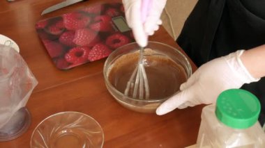 Ev mutfak, tatlı macaroons için hamur ve krem hazırlama kadın yakın çekim