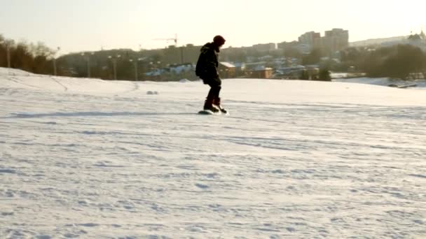 Βίντεο του σκι χιονιού στις πίστες, ανύψωσης γραμμές και κοιλάδα του πάρκου στο το Wasatch. Ηλιόλουστη ημέρα με οικογένειες για σκι και σνόουμπορντ. Πολύχρωμο Χειμώνας ζεστά ρούχα. Κοιτάζοντας προς τα κάτω κλίση να καταφύγουν. — Αρχείο Βίντεο