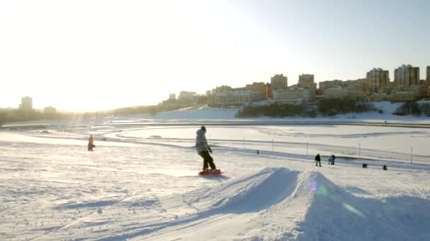 Vídeo de pistas de esqui de neve, linhas de elevação e vale do Parque no Wasatch. Dia ensolarado com famílias em esquis e snowboards. Roupas quentes coloridas de inverno. Olhando para baixo inclinação para recorrer . — Vídeo de Stock