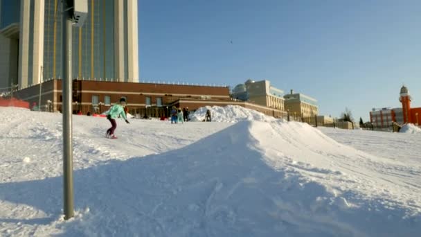 Video ze sněhu lyžařské svahy, výtah čar a valley Park v Wasatch. Slunečný den s rodinou na lyže a snowboardy. Barevné zimní teplé oblečení. Při pohledu dolů sklon uchylovat. — Stock video