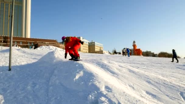 Video van de sneeuw ski-pistes, liften lijnen en vallei van het Park in de Wasatch. Zonnige dag met families op de Ski's en snowboards. Kleurrijke winter warme kleren. Op zoek naar beneden de helling toevlucht nemen. — Stockvideo