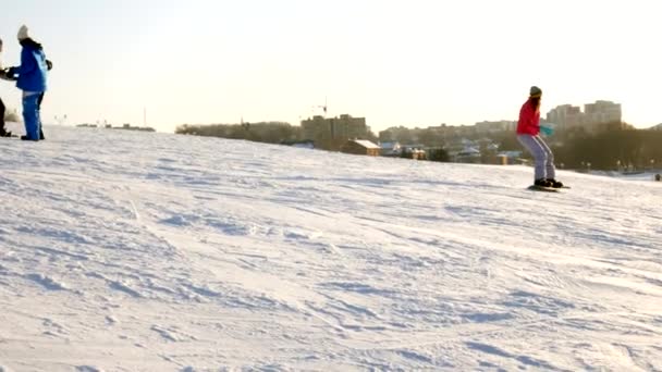 Video kar kayak pistleri, çizgiler ve Vadisi Parkı içinde Wasatch kaldır. Kayak ve snowboard aileleriyle güneşli bir gün. Renkli Kış sıcak giysiler. Yokuş aşağı çare arıyor. — Stok video