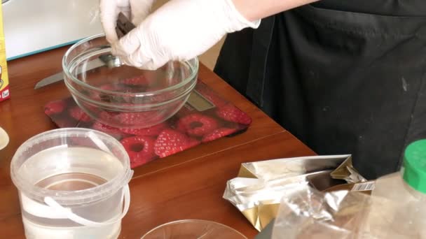 妇女准备面团和奶油为甜点杏仁在家庭厨房, 特写 — 图库视频影像