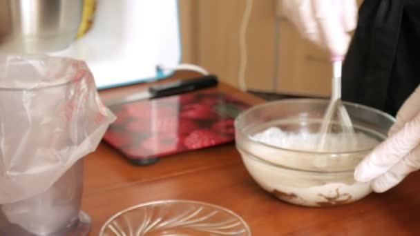 Γυναίκα προετοιμασία ζύμης και κρέμα για επιδόρπιο macaroons στην κουζίνα στο σπίτι, γκρο πλαν — Αρχείο Βίντεο