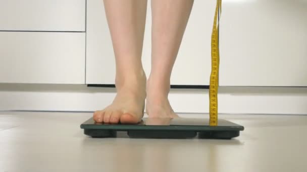 Woman feet standing on scales on floor — Stock Video