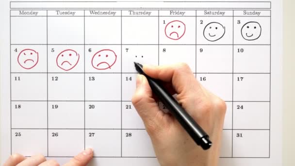 Подписать день в календаре ручкой, нарисовать улыбку — стоковое видео