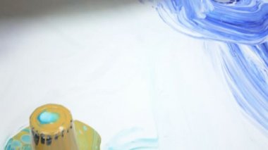 kadın bir resim sanat sıvı tuval üzerine çizer.