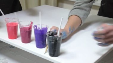 kadın hazırlar ve sanat sıvı resmini çizmek için boyalar boyalar