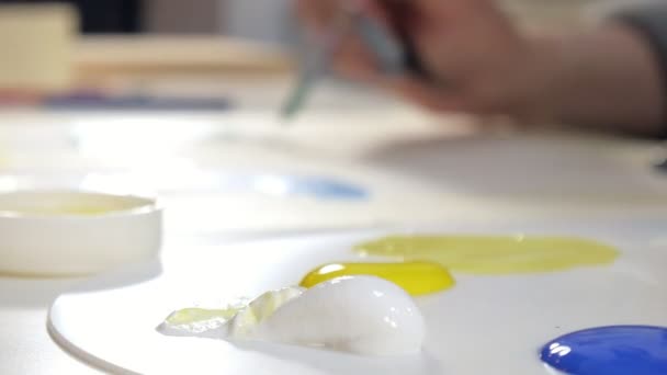 Дорослі жінки малюють кольоровими акриловими фарбами в художній школі крупним планом — стокове відео