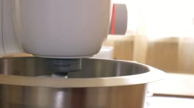 Ev mutfak, tatlı macaroons için hamur ve krem hazırlama kadın yakın çekim