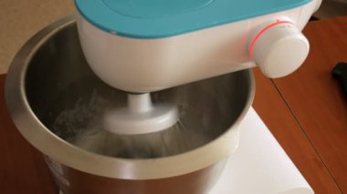 Ev mutfak, tatlı macaroons için hamur ve krem hazırlama kadın yakın çekim