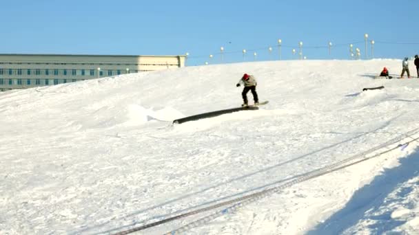 Vídeo de pistas de esqui de neve, linhas de elevação e vale do Parque no Wasatch. Dia ensolarado com famílias em esquis e snowboards. Roupas quentes coloridas de inverno. Olhando para baixo inclinação para recorrer . — Vídeo de Stock