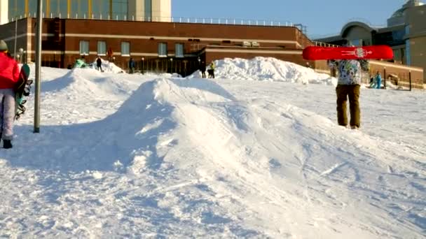 Video ze sněhu lyžařské svahy, výtah čar a valley Park v Wasatch. Slunečný den s rodinou na lyže a snowboardy. Barevné zimní teplé oblečení. Při pohledu dolů sklon uchylovat. — Stock video