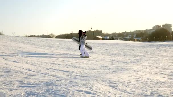 Vídeo de pistas de esqui de neve, linhas de elevação e vale do Parque no Wasatch. Dia ensolarado com famílias em esquis e snowboards. Roupas quentes coloridas de inverno. Olhando para baixo inclinação para recorrer . — Vídeo de Stock