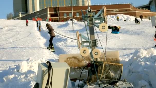 Vídeo de pistas de esquí de nieve, líneas de elevación y valle de Park in the Wasatch. Día soleado con familias en esquís y snowboard. Ropa de abrigo de invierno colorido. Mirando cuesta abajo para recurrir . — Vídeos de Stock