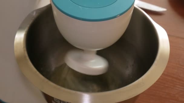 Mulher preparando massa e creme para macaroons de sobremesa na cozinha doméstica, close-up — Vídeo de Stock