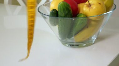 Yeşil elma beyaz bir ölçerde ölçülen