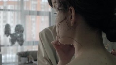 Makyaj sanatçısı tarafından makyaj yapan güzel bir kadın.