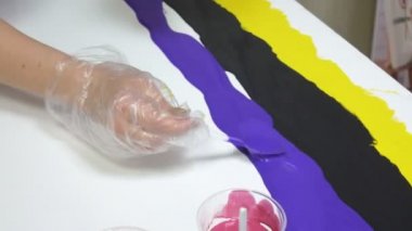 kadın bir resim sanat sıvı tuval üzerine çizer.
