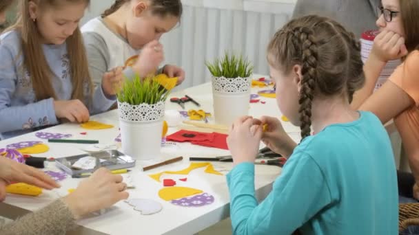 Las niñas en la lección con el maestro coser un juguete suave con sus propias manos — Vídeos de Stock