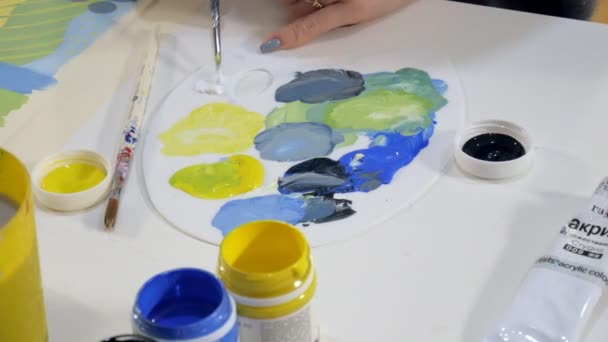 Yetişkin kadın boya ile renkli Akrilik boyalar bir sanat okulu olarak yakın çekim — Stok video