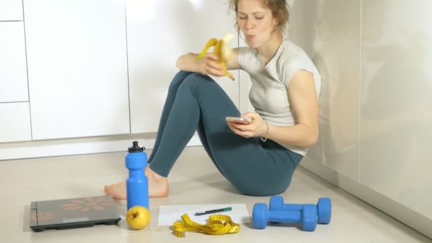 Slanke vrouw houd maatregel op de achtergrond van een bord met fruit en groenten, een gezonde levensstijl — Stockvideo