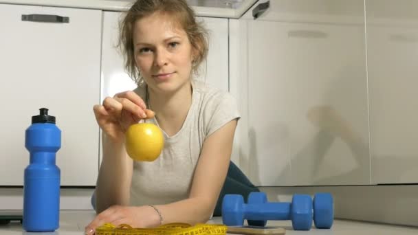 Etkin atletik sportif kadın spor kıyafeti yeme elma eğitimden sonra havlu ile — Stok video