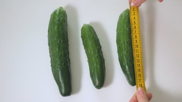 Frisches Gemüse misst den Meter auf einem weißen — Stockvideo