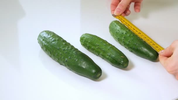 Le verdure fresche hanno misurato il metro su un bianco — Video Stock