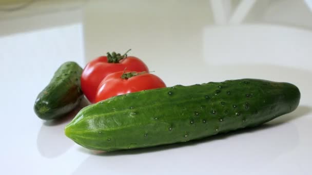 Légumes frais mesurés le mètre sur un blanc — Video