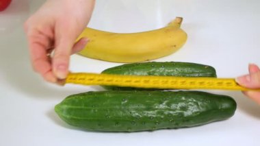 taze sebze beyaz bir ölçerde ölçülen