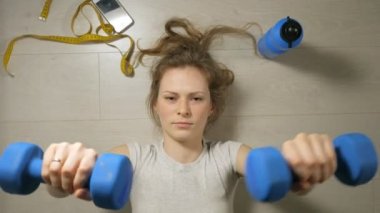 Fitness Olgun kadın dumbell ile çalışma dışarı. Sağlıklı yaşam tarzı