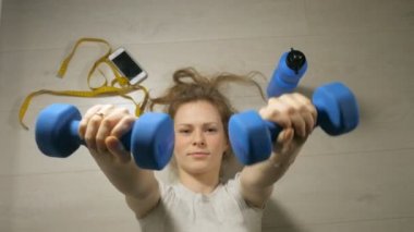 Fitness Olgun kadın dumbell ile çalışma dışarı. Sağlıklı yaşam tarzı