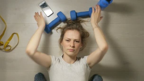 Fitness mujer madura haciendo ejercicio con pesas. Estilo de vida saludable — Vídeos de Stock