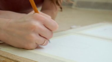 genç kadın yerde yatıyor ve bir kalem tablet üzerinde çizer
