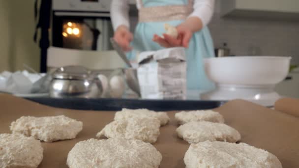 Cuisson femme mignonne dans sa cuisine — Video