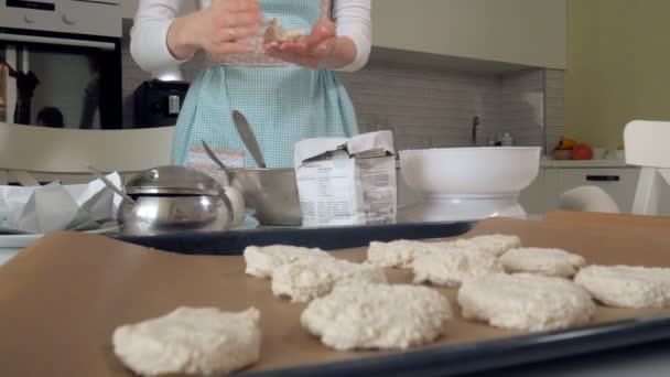 Mulher bonito assar em sua cozinha — Vídeo de Stock