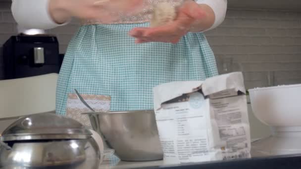 Aranyos nő konyhai sütő — Stock videók