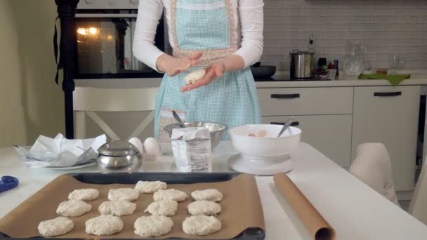 Mujer linda hornear en su cocina — Vídeos de Stock