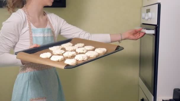 Mulher bonito assar em sua cozinha — Vídeo de Stock