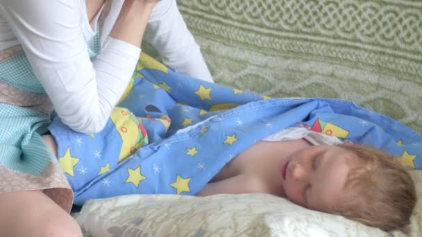 Φροντίδα μητέρα που κρατάει το κεφάλι στο μέτωπό άρρωστη κόρη — Αρχείο Βίντεο