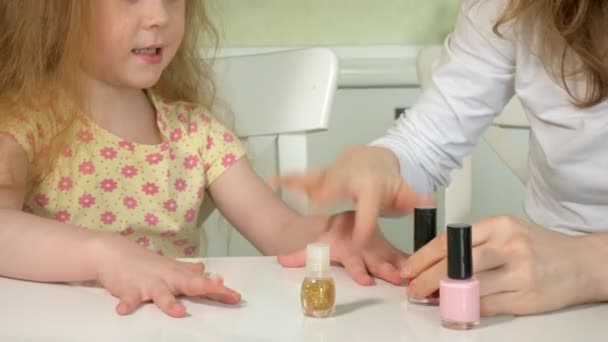 Mutter und Tochter haben Spaß beim Bemalen von Fingernägeln, Familienzeitkonzept — Stockvideo
