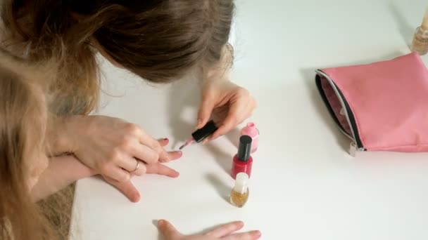 母亲和女儿在画指甲和家庭时间观念上玩得很开心 — 图库视频影像